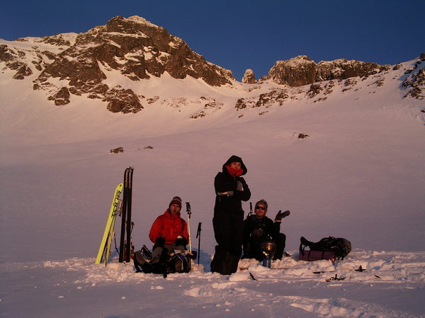 La soupe du soir : Une petite soupe en regardant le soleil se coucher, avant de remonter au col de la Mine de Fer. Finalement, elle finira dans la neige, tellement le spectacle était émouvant!