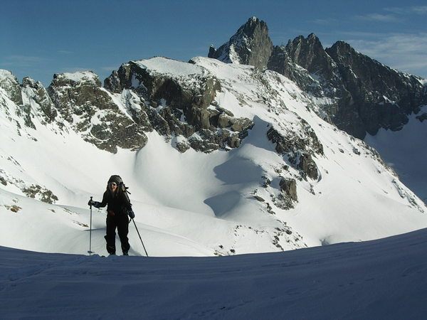 Epaule du Rocher de l'Homme : Cécile sort au col, sur fond de Grand Pic majestueux.