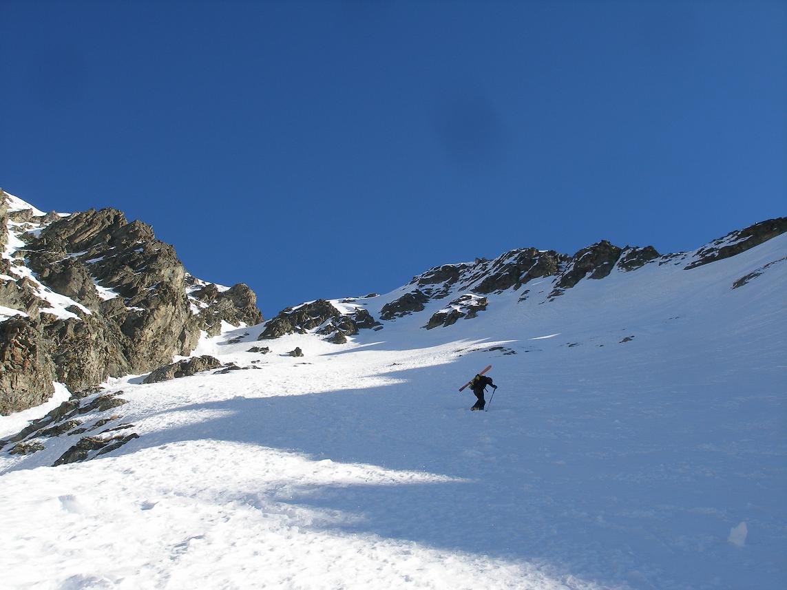 #6 couloir SW vu du col : fredo ski sur le dos couloir SW vu du col : fredo ski sur le dos