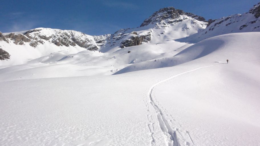 Ambiance seul au monde : avant d'attaquer le couloir sous le regard du Pic de Rochebrune