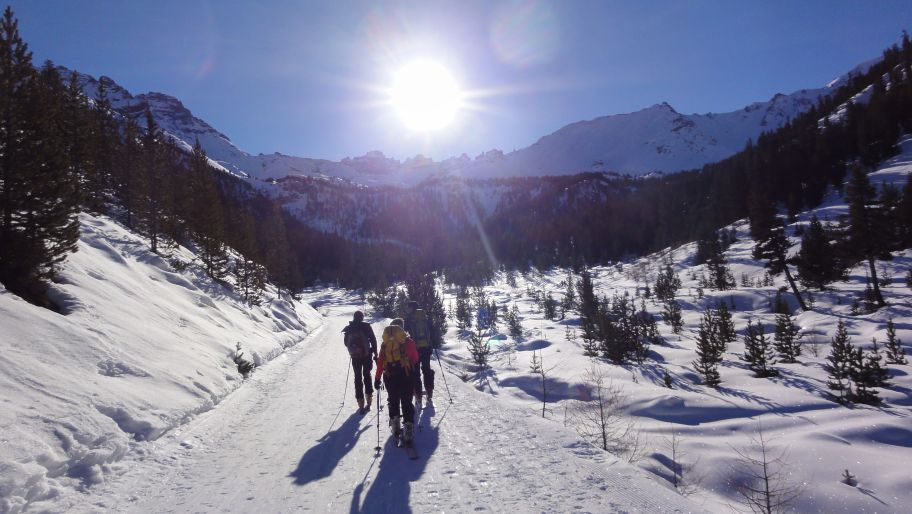 Montée tranquille... : par la piste de fond, tout en admirant le cirque de Côte Belle et le Pic de Rochebrune