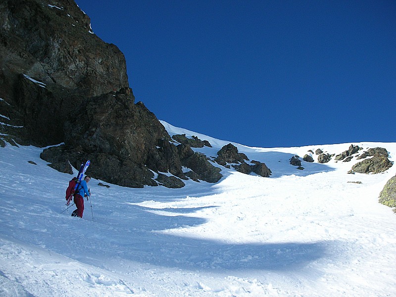 Pointe de la Terrasse : Accès au col: Cyrille a déposé les skis pour finir à pied. La pente avoisine déjà les 40°