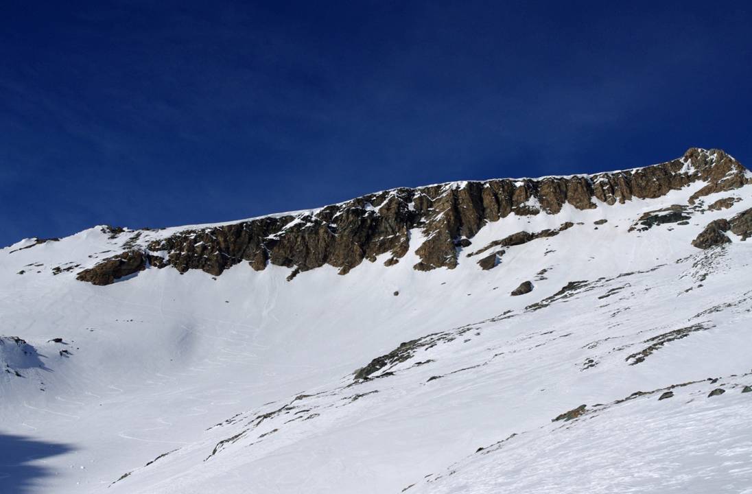 #13 Sous le Tout-Blanc : Grandes courbes en S, neige revenue, un peu lourde, sous la garde des bastions rocheux du sommet du Tout-Blanc. Sous le Tout-Blanc : Grandes courbes en S, neige revenue, un peu lourde, sous la garde des bastions rocheux du sommet du Tout-Blanc.