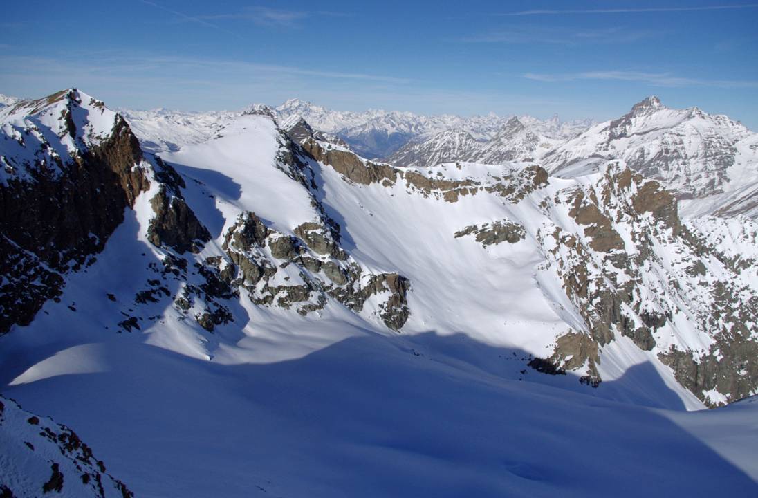 #10 Glacier Aouille : Le glacier de l Glacier Aouille : Le glacier de l'Aouille, vierge de toute trace, et les sommets de l'Entrelor en visà-vis. A refaire à une prochaine expé.