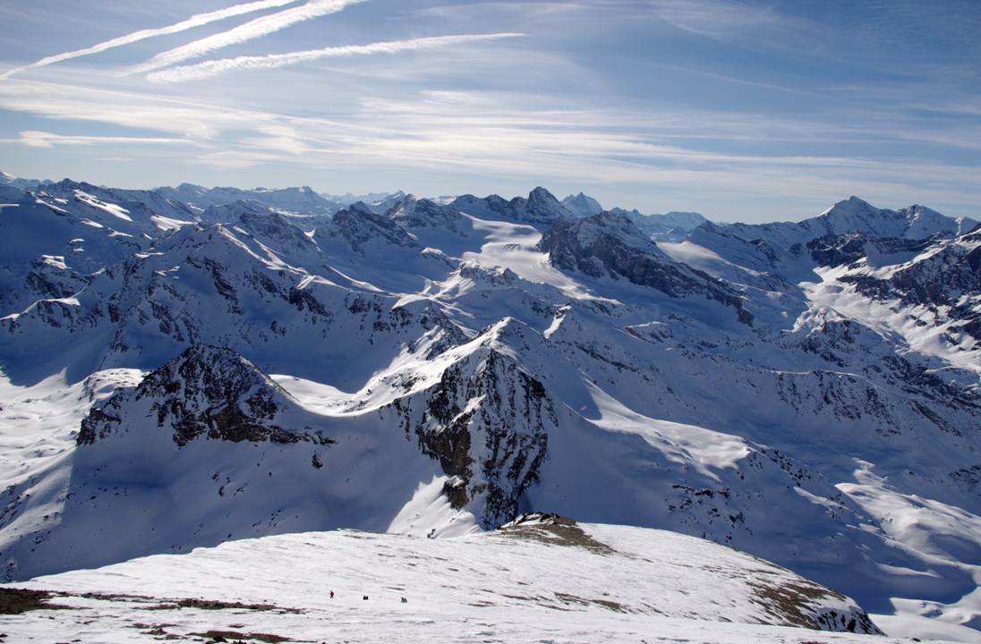 #12 Descente du CAI Torino : Début de la descente pour le groupe italien. Recherche des meilleurs passages, dans un manteau inégal, battu par les vents d Descente du CAI Torino : Début de la descente pour le groupe italien. Recherche des meilleurs passages, dans un manteau inégal, battu par les vents d'hiver.