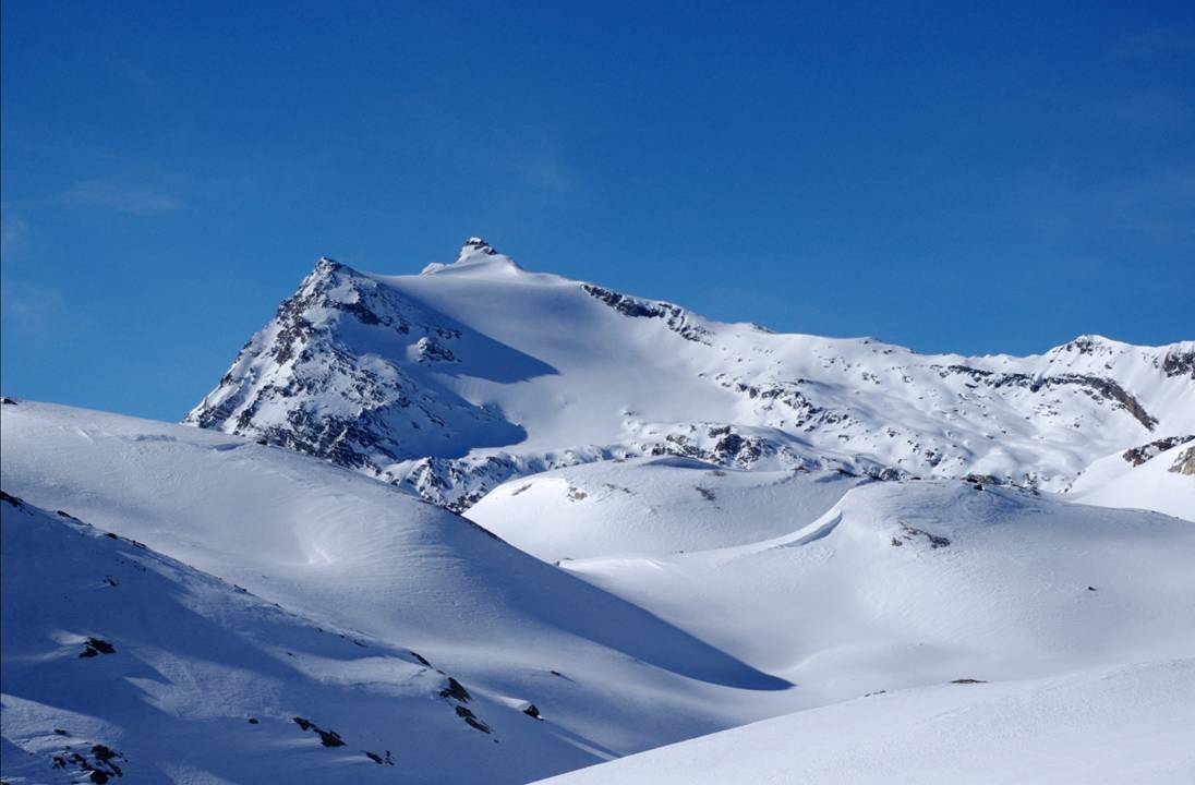 #3 Punta Basei : A main gauche, la Punta Basei, frolée en 2008 avec le team talentueux Jib-Sancy. mais aujourd Punta Basei : A main gauche, la Punta Basei, frolée en 2008 avec le team talentueux Jib-Sancy. mais aujourd'hui, les contours des sommets sont très clairs.