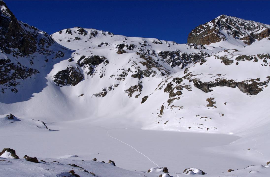 Michel skie sur Lago Nero : Les petits coins du ski de montagne: un lac gelé, à 2700m, traversé en son centre, et le sentiment d'avoir largué les amarres.