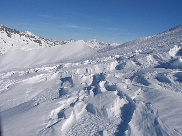 Sculpture de vent : C'est beau, mais vaudra mieux pas skier là dedans.
Tout au bout... le Mont Blanc