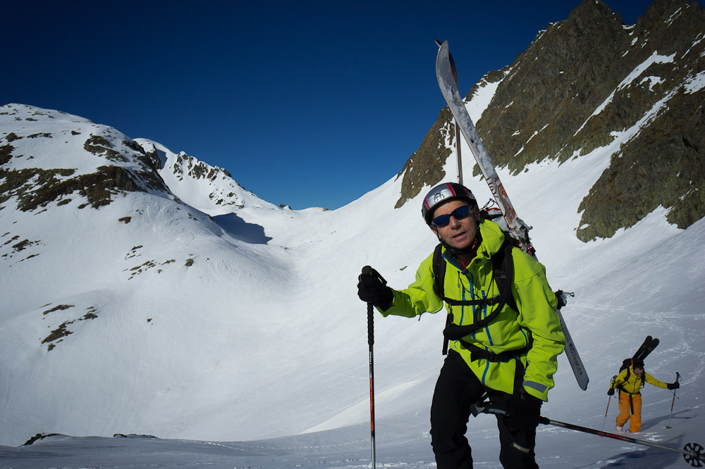 #14 Remontée au Col des Balmettes : avec le petit couloir du Rocher des Patres au fond Remontée au Col des Balmettes : avec le petit couloir du Rocher des Patres au fond