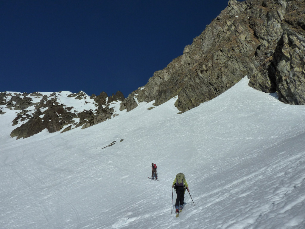 #8 En route vers la brêche : Traversée sous les Rochers de Vallorin. En route vers la brêche : Traversée sous les Rochers de Vallorin.