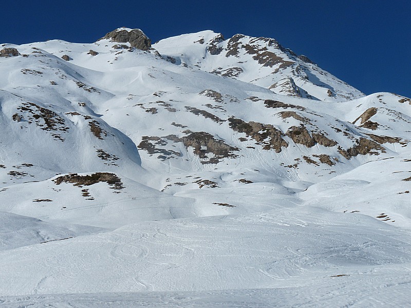 #6 Grand Perron : Depuis les chalets, la face est encore bien enneigée Grand Perron : Depuis les chalets, la face est encore bien enneigée