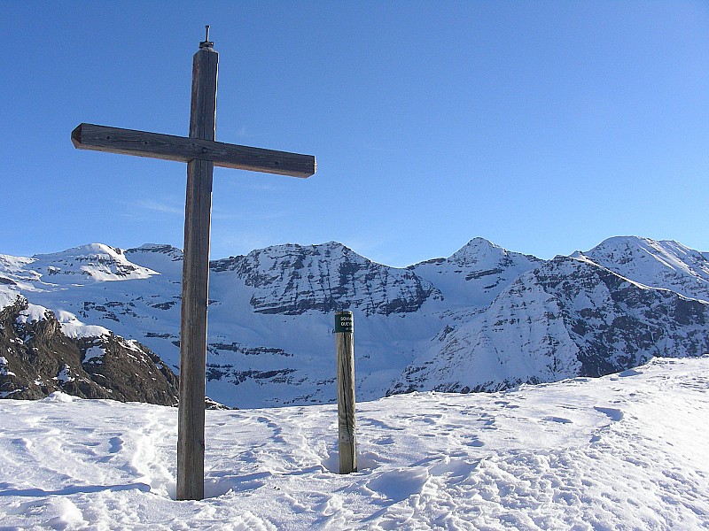 #2 Croix du Queyrelet : Arrivé au sommet sans encombres. La neige en face nord est croutée ce qui permet de monter ski aux pieds dans la trace déjà faite. Croix du Queyrelet : Arrivé au sommet sans encombres. La neige en face nord est croutée ce qui permet de monter ski aux pieds dans la trace déjà faite.