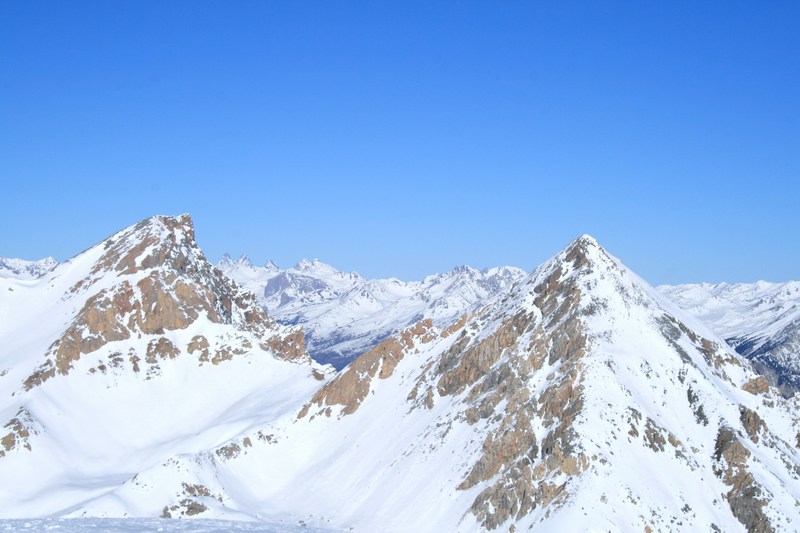 #4 Les Aiguilles d Les Aiguilles d'Arves : pointent le bout de leur nez à gauche du Grand Peygu.