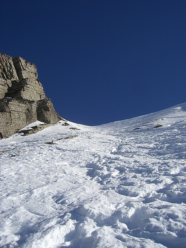 #4 petite combe SW sous le sommet : vue du passage avec sous couche en gobelets petite combe SW sous le sommet : vue du passage avec sous couche en gobelets