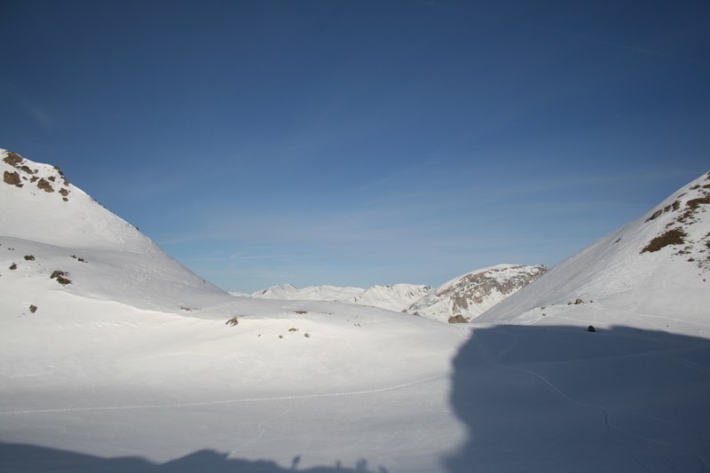 #2 L L'ombre de Rocca Blanca : s'étale sur les pentes du col du Vallonnet; au fond à droite La Mortice.