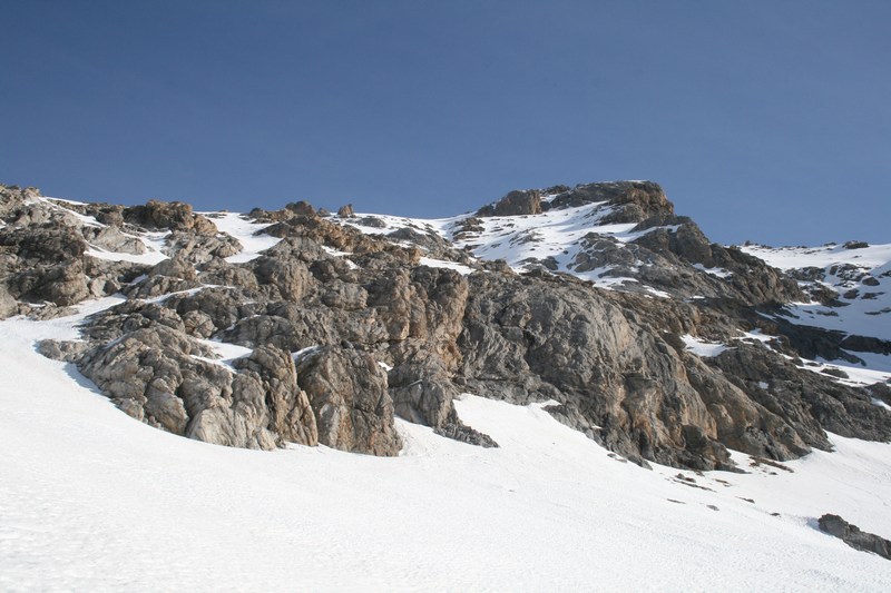 #6 Le sommet de Rocca Blanca : au-dessus du socle; bien repéré le cheminement pour la descente. Le sommet de Rocca Blanca : au-dessus du socle; bien repéré le cheminement pour la descente.