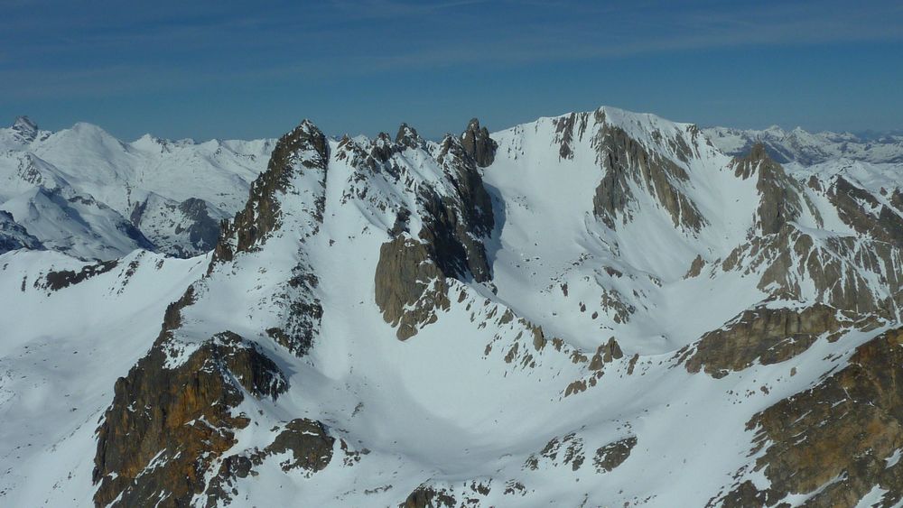 Pic de la Mouliniere : une jolie pente à skier au Pic de la Mouliniere, à droite la Pointe des Cerces