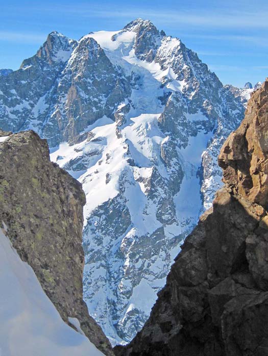 #4 Pic de Clausis : Sa majesté Pelvoux 3943, vu de la brèche 50m au dessus du Col de Clouzis. Pic de Clausis : Sa majesté Pelvoux 3943, vu de la brèche 50m au dessus du Col de Clouzis.