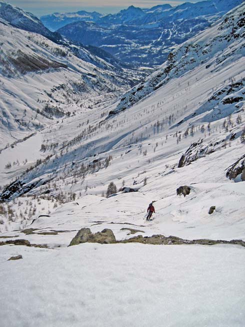 #9 Pic de Clausis : Début du slalom entre neige bien revenue et cailloux planqués Pic de Clausis : Début du slalom entre neige bien revenue et cailloux planqués