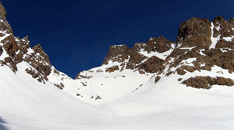 #12 Haut de l Haut de l'itinéraire : Le couloir, situé à droite du sommet carré (pic de Clauzis) est assez étroit: 10m maxi