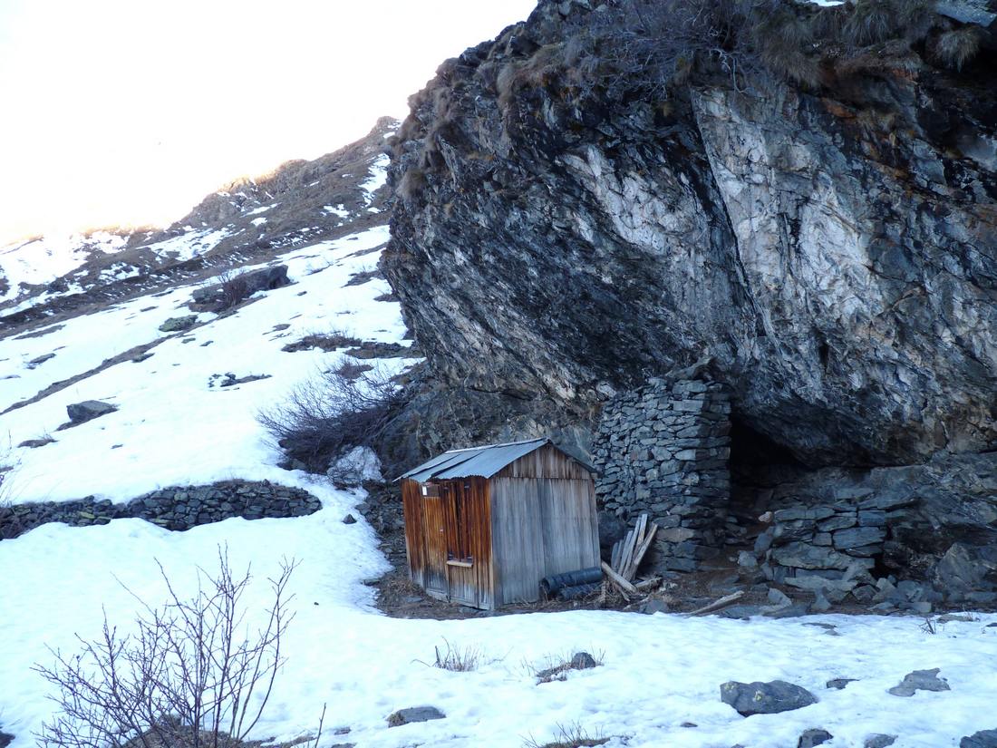 #1 Cabane de Jartier : Bien à l Cabane de Jartier : Bien à l'abri du rocher