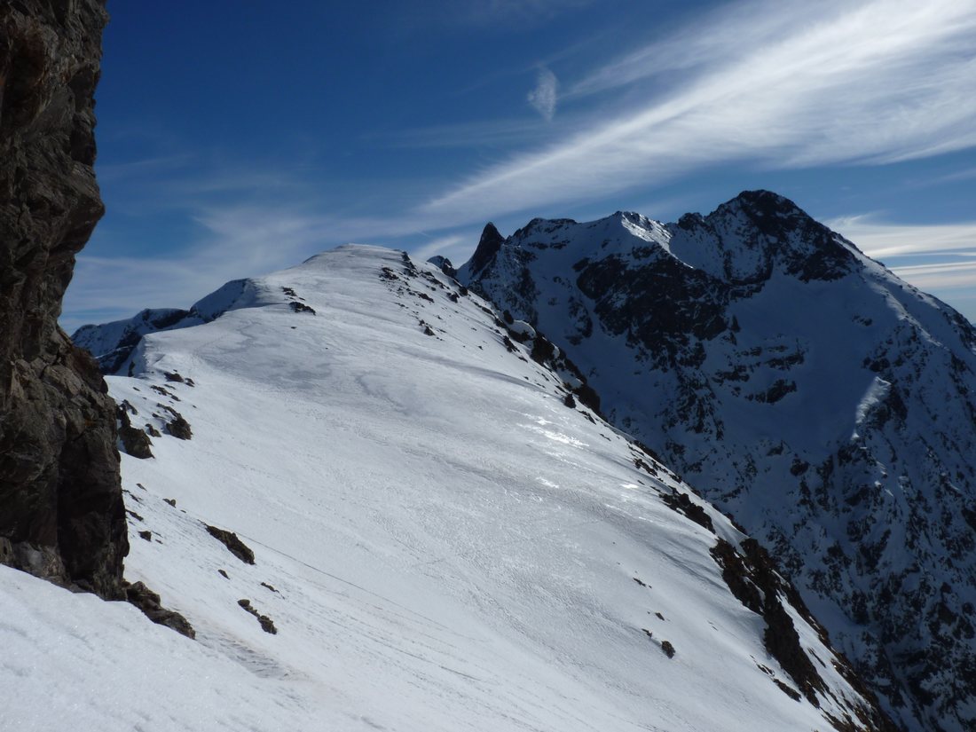 #7 Col de colle Blanche à gauche : Et point 2831 m vu depuis de bas du couloir de la brèche est Col de colle Blanche à gauche : Et point 2831 m vu depuis de bas du couloir de la brèche est