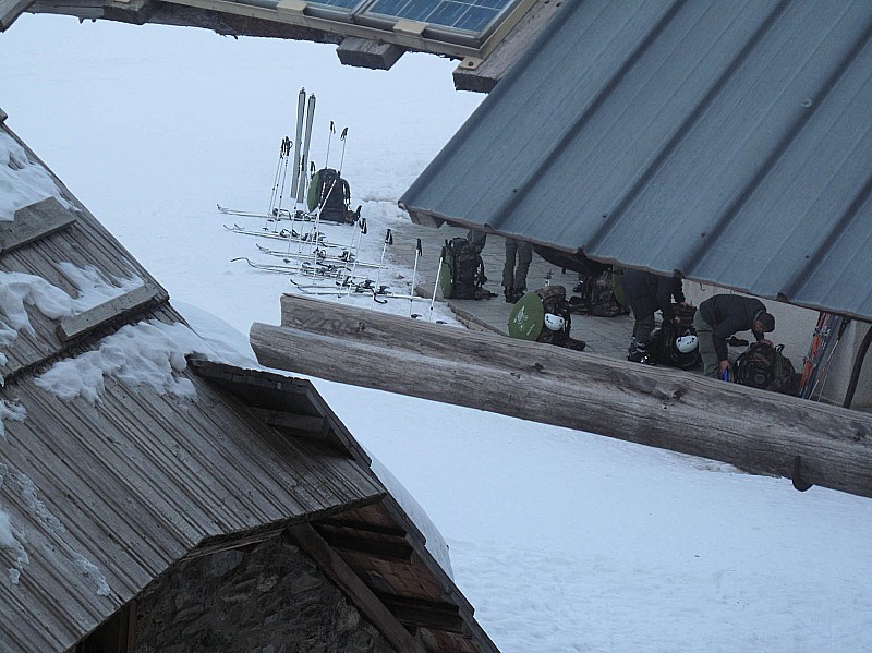 #5 organisation militaire : alignement des skis et départ à l organisation militaire : alignement des skis et départ à l'heure dite le matin!