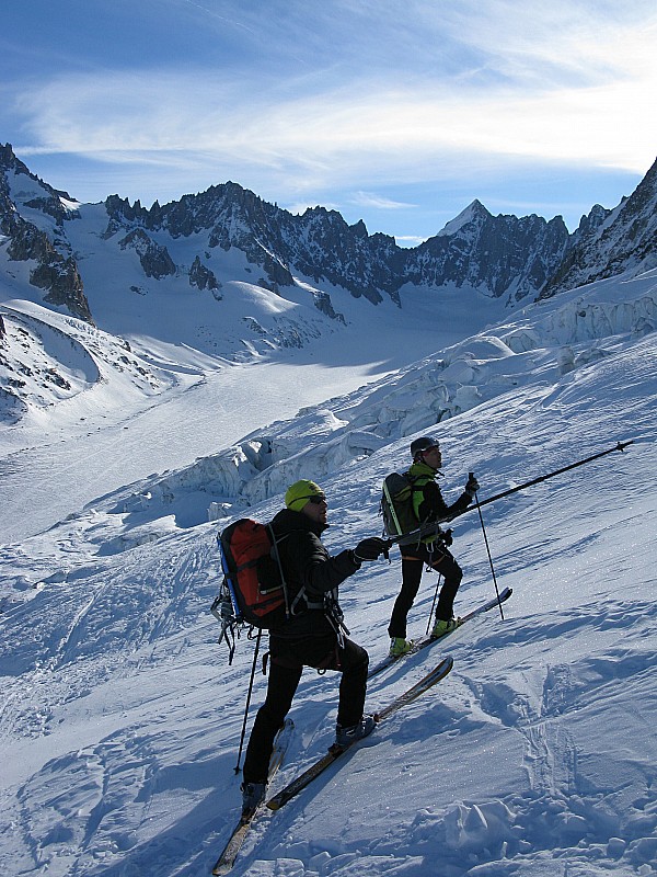 #3 Grand Montets - Argentiere : Loic et Lucas louvoie sur le glacier pour rejoindre Argentiere. Peu de neige mais comme dirait Loic, "ca passe" Grand Montets - Argentiere : Loic et Lucas louvoie sur le glacier pour rejoindre Argentiere. Peu de neige mais comme dirait Loic, "ca passe"