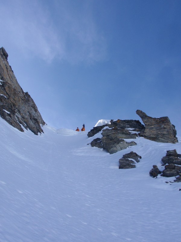 #9 Deux silhouettes : Claude et Eric apparaissent à 2 760 m. Deux silhouettes : Claude et Eric apparaissent à 2 760 m.