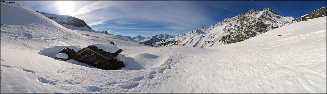 #2 cabane du Grand Planay : charmant. Le coucher de soleil en été sur le pas de la porte, ça doit être le bonheur. cabane du Grand Planay : charmant. Le coucher de soleil en été sur le pas de la porte, ça doit être le bonheur.
