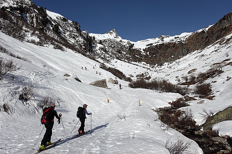#1 Arrivée à Plan Chapis : groupe de 10 skieurs devant nous qui iront à Bellacha Arrivée à Plan Chapis : groupe de 10 skieurs devant nous qui iront à Bellacha
