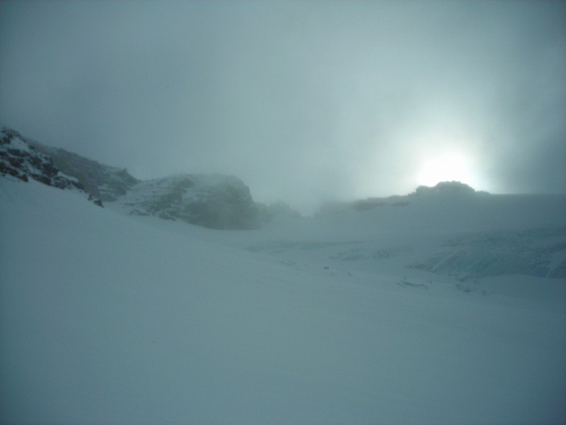 Petite Ciamarella : Nous nous arrêterons au dessus du sérac le soleil ne percera pas... et l'accumulation de neige est importante.