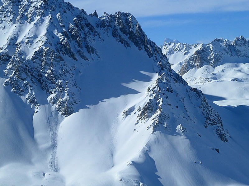 plaque : En face du Grand Argentier sur les contrefort NE de la crête nord de Gran Bagna (sous le point 2700) + pente skié hier.
Tout le vallon descendant du col de la roue a d'ailleur été bien venté, visuellement bien plus que la Gran Bagna