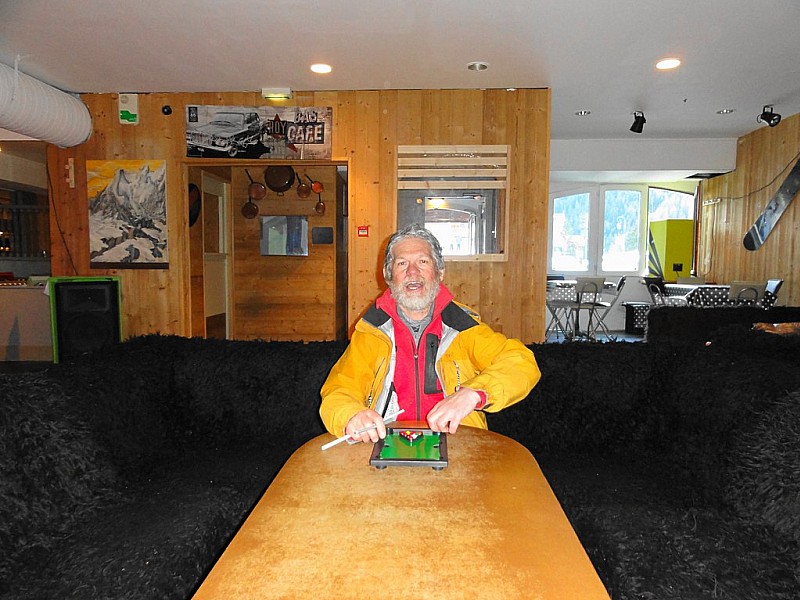 #14 Jeannot : Une table et grand fauteuil pour lui tout seul, normal c Jeannot : Une table et grand fauteuil pour lui tout seul, normal c'est l'anniversaire du chef !