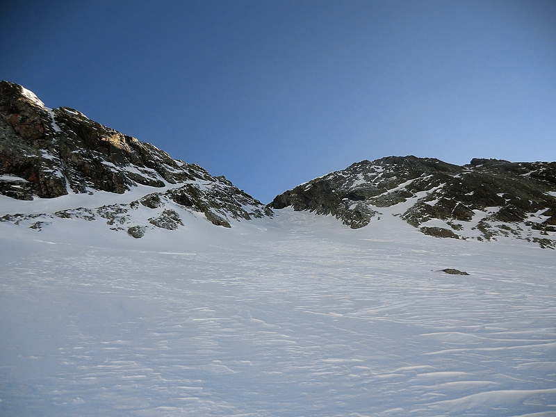 #2 Couloir : Vu du bas. Belles accumulations de neige dans le bas. Couloir : Vu du bas. Belles accumulations de neige dans le bas.