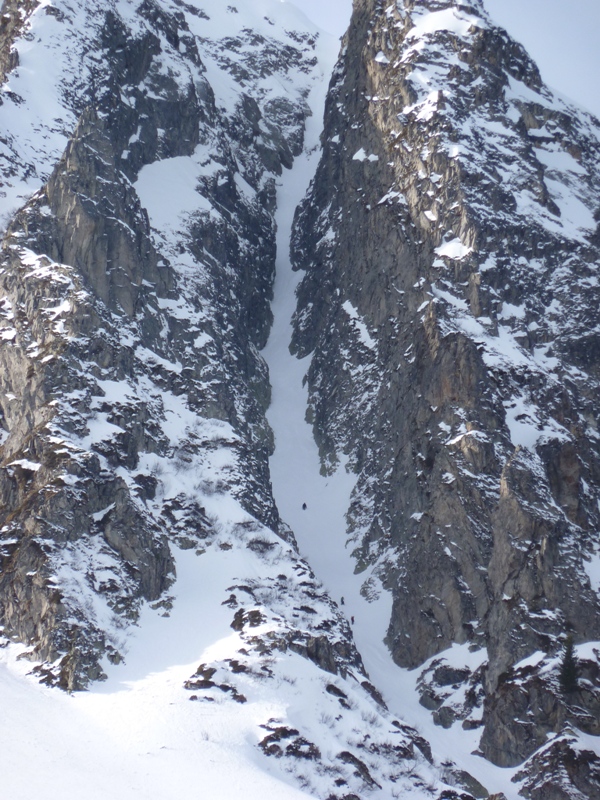 #1 Pointe de mouchaillon : Vu 3 personnes dans le couloir NE de mouchaillon, puis croisé à la voiture, ils ont tout fait à pieds et la descente aussi par le versant W. Pointe de mouchaillon : Vu 3 personnes dans le couloir NE de mouchaillon, puis croisé à la voiture, ils ont tout fait à pieds et la descente aussi par le versant W.