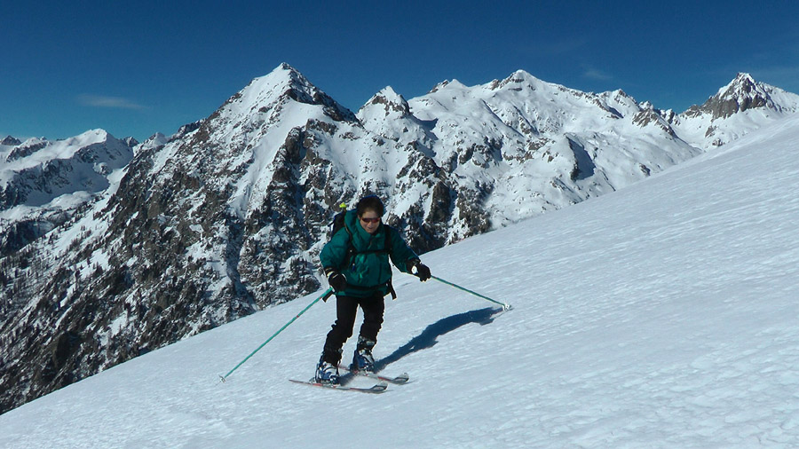 #14 Descente en neige dure par endroit, sur fond de Pelago Descente en neige dure par endroit, sur fond de Pelago