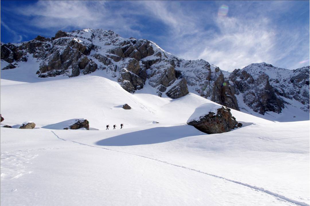 Les bastions du Pellard : Au tour de Sancy de prendre la responsabilité de la trace: nous rasons les bastions ocres du Pellard et de Pierre Pointe. L'altitude vient insensiblement.