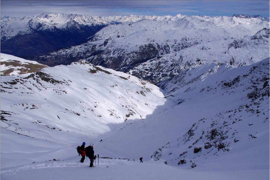 Descente NE 1 par 1 : L'alerte vient d'être donnée: cette face NE est instable: accumulations sous vent de SW-W, et substrat très inégal. la descente est fractionnée de relais, comme en escalade.