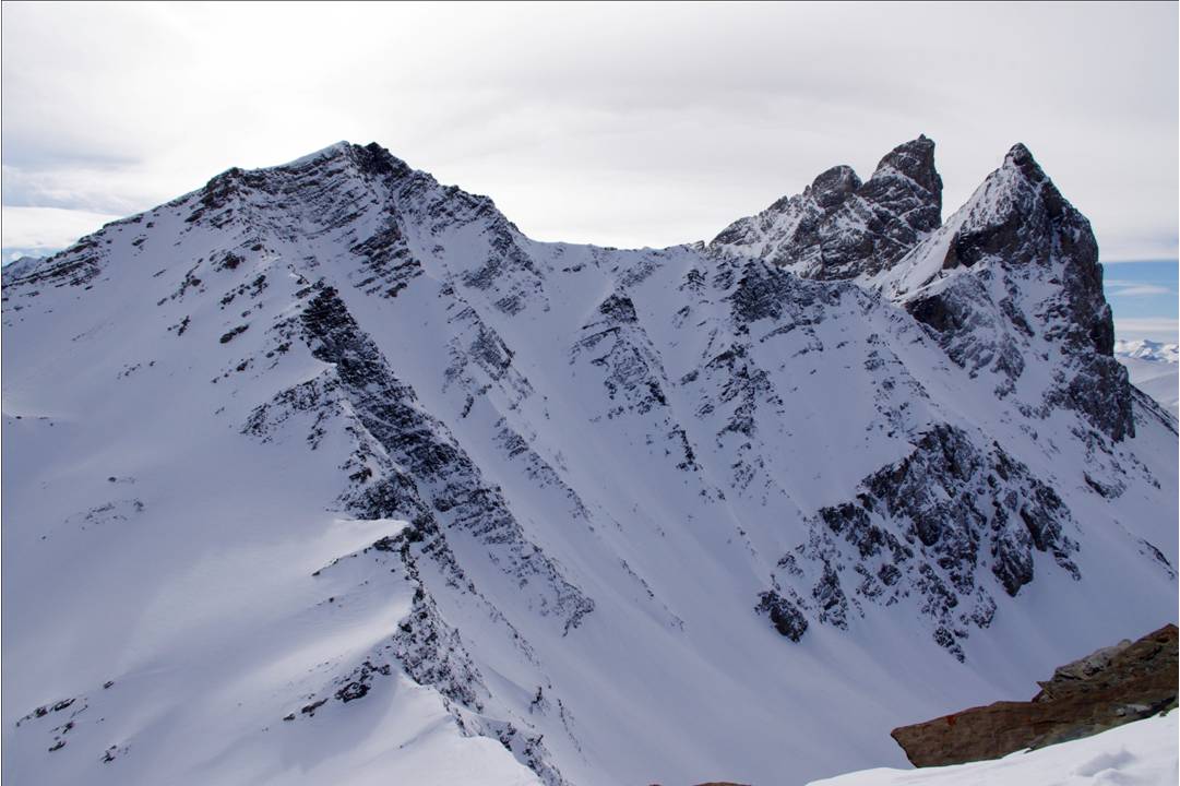 Vis-à-vis d'elles : Au pays des Arves. Esthétique des schistes et du flych des Arves... lorsqu'ils sont mis en relief par la neige. Jib repère les (quelques) couloirs qui lui manquent.