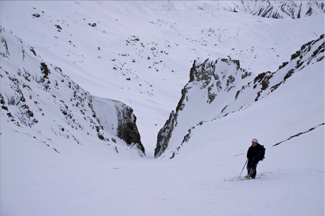 #6 Jib dans le SW du Pellard : Couloir SW du Pellard. Descente très esthétique, sous un soleil qui perce la couverture nuageuse. Le bastion rocheux canalise la pente, et dynamise le skieur alpiniste. Jib dans le SW du Pellard : Couloir SW du Pellard. Descente très esthétique, sous un soleil qui perce la couverture nuageuse. Le bastion rocheux canalise la pente, et dynamise le skieur alpiniste.