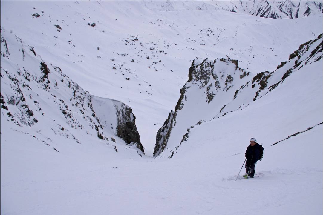 Jib dans le SW du Pellard : Couloir SW du Pellard. Descente très esthétique, sous un soleil qui perce la couverture nuageuse. Le bastion rocheux canalise la pente, et dynamise le skieur alpiniste.