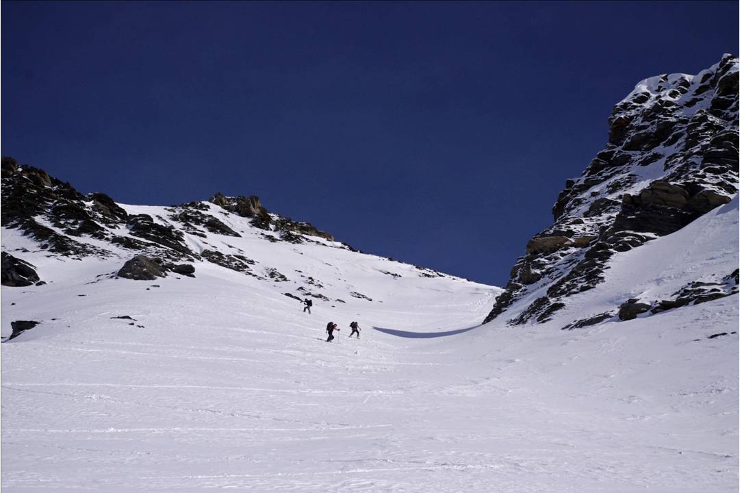 #3 La trace ascendante du 18/02 : Merci à Mick-S pour la trace ascendante réalisée dans la facette SW de Pierre Fendue. Elle mène avec élégance, 1,5m sous la crête. Un zig-zag d La trace ascendante du 18/02 : Merci à Mick-S pour la trace ascendante réalisée dans la facette SW de Pierre Fendue. Elle mène avec élégance, 1,5m sous la crête. Un zig-zag d'une régularité à "traverser les Alpes".