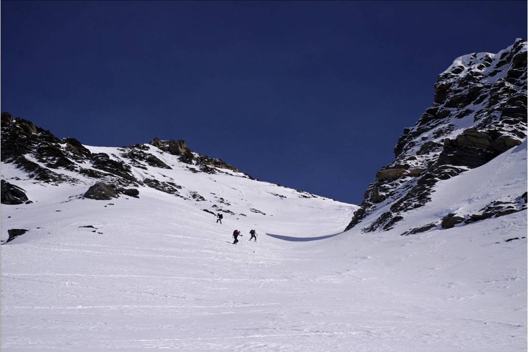 La trace ascendante du 18/02 : Merci à Mick-S pour la trace ascendante réalisée dans la facette SW de Pierre Fendue. Elle mène avec élégance, 1,5m sous la crête. Un zig-zag d'une régularité à "traverser les Alpes".