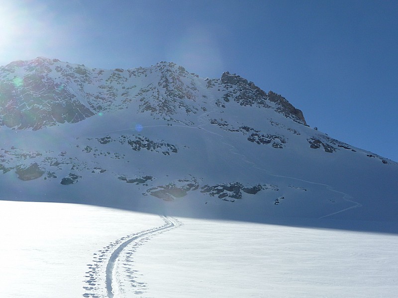 Mont Tout Blanc : La trace de descente de Pierre tandis qu'Eric et Dom chaussent au pied du couloir.