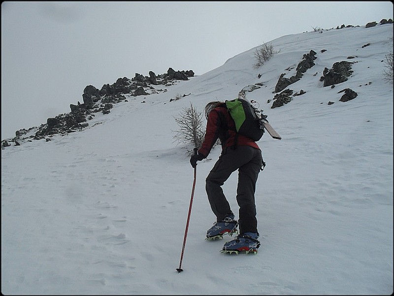 #4 Arête W : Neige dure crampons ou couteaux bien utiles Arête W : Neige dure crampons ou couteaux bien utiles