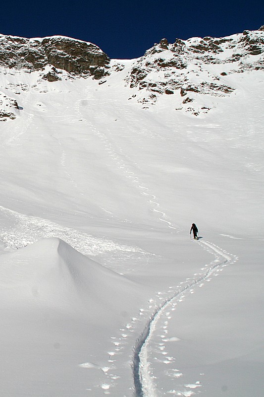 #5 Pointe de la Terrasse : le col au fond les anciennes traces de montée étaient déjà partiellement couvertes Pointe de la Terrasse : le col au fond les anciennes traces de montée étaient déjà partiellement couvertes