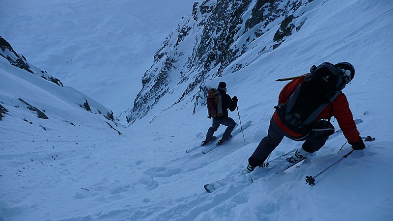 #13 Le départ : C Le départ : C'est bien raide et la qualité de la neige est franchement pas terrible sur les premiers 150m ... faudrait attendre les prochaines chutes de neige