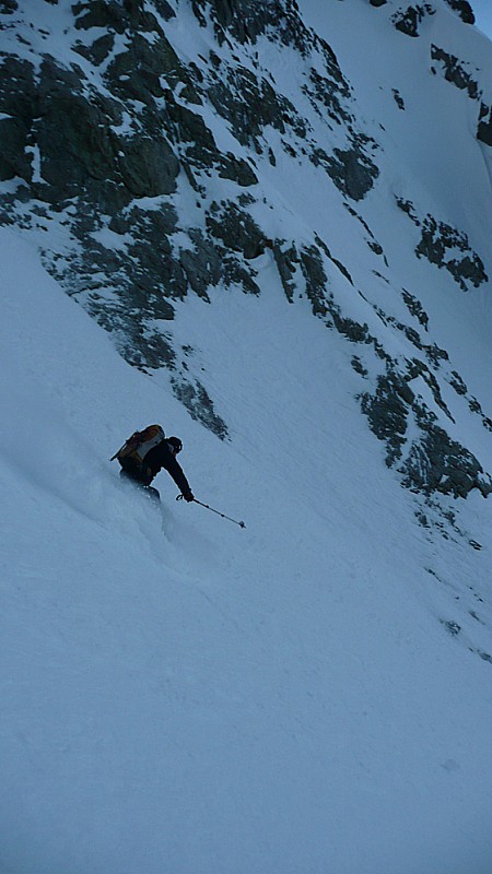 #14 Lucas se lache : plus bas dans le couloir la qualité de la neige est nettement meileure Lucas se lache : plus bas dans le couloir la qualité de la neige est nettement meileure