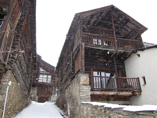 #7 Pierre Grosse : la neige tombe pdt notre visite de Pierre Grosse (chalets typiques!) Pierre Grosse : la neige tombe pdt notre visite de Pierre Grosse (chalets typiques!)
